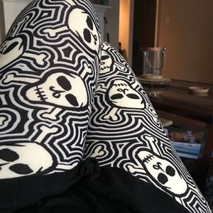 EUC Black and Bone Skull Leggings 💀